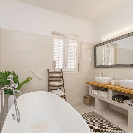 Luxury Aenona